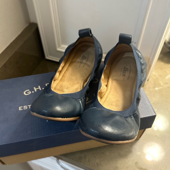 G.H. Bass & Co. flats - Picture 2 of 5